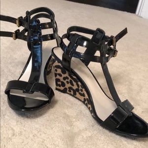 Lack patent leather with leopard wedges